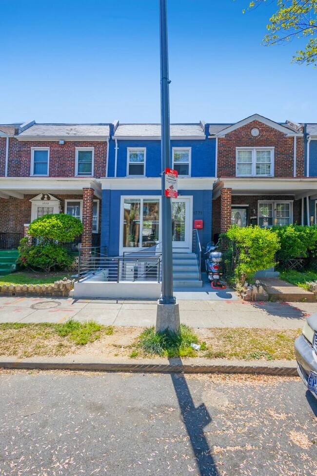Foto del edificio - Stunning 4 BR/2.5 Townhome in Trinidad!