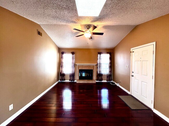 Building Photo - 2 bedroom 2 bathroom condo blocks from the Virginia Beach Oceanfront.