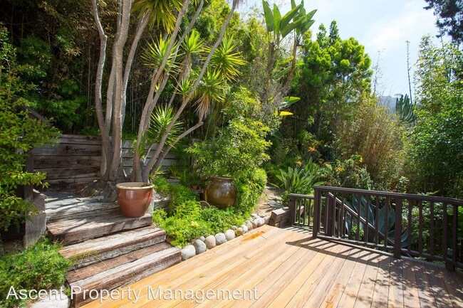 Foto del edificio - 1633 Mecca Dr