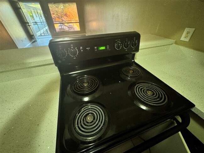 Foto del edificio - 2201 N Grand Blvd