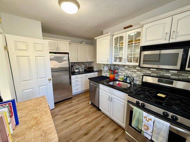 Building Photo - 444 Bedford St