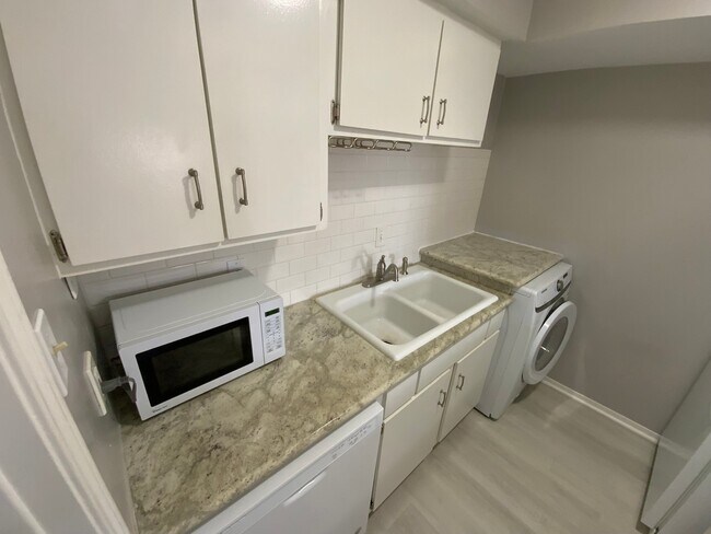 Building Photo - 6402 Del Monte Dr