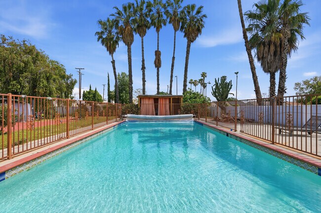 Foto del edificio - 8647 Corbin Ave