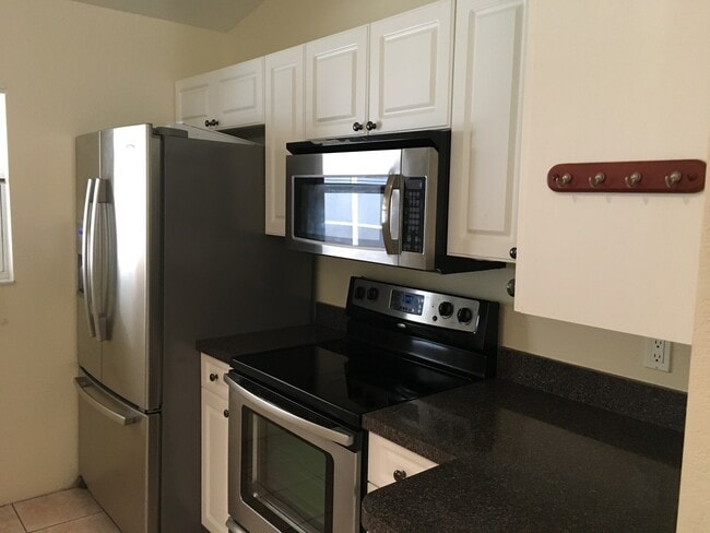 Building Photo - *Annual* Nice & Clean 3 Bed, 2 Bath with P...