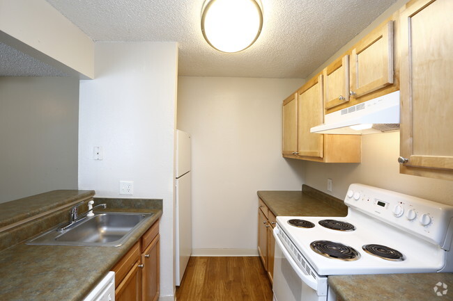 1BR, 1BA - 680 SF - Greentree Village Apartments
