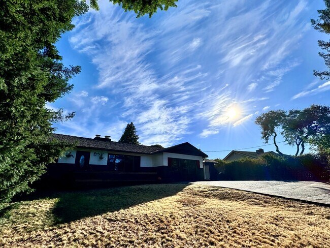 Foto del edificio - Gorgeous .5 acre lot in Auburn