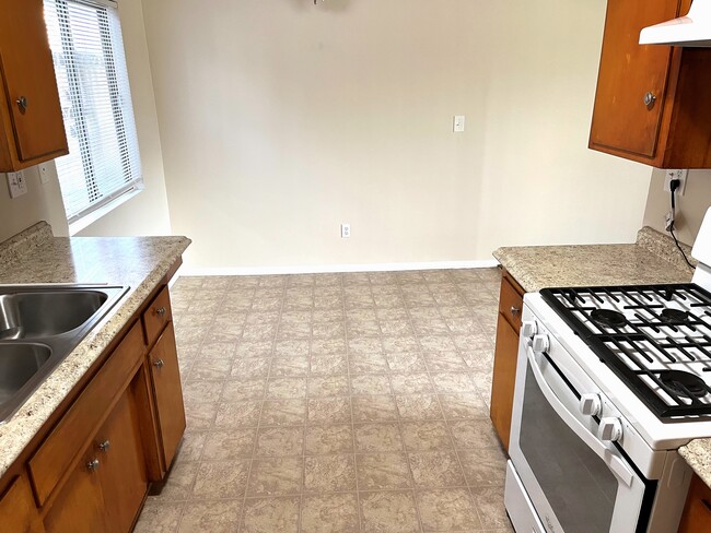 Building Photo - 638 Silverwood Ave