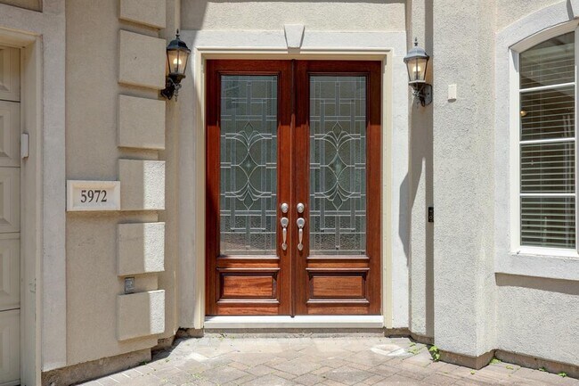 Foto del edificio - 5972 Inwood Dr