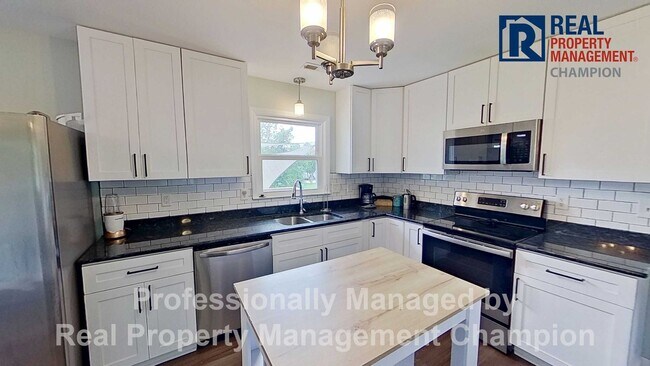 Foto del edificio - Furnished and Updated 4 BD/2.5 BA Home wit...