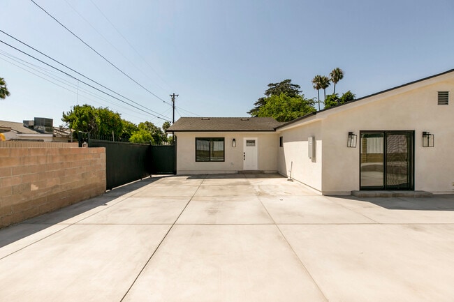 Foto del edificio - 10446 Woodley Ave