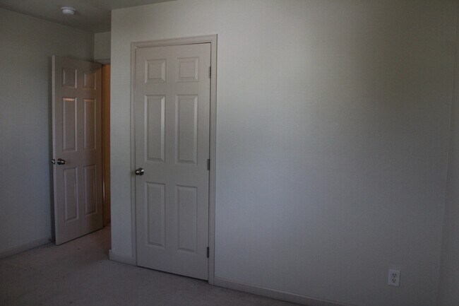 Foto del edificio - 460 Yarrow Cir