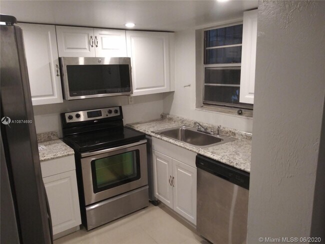 Building Photo - 6600 W 2nd Ct