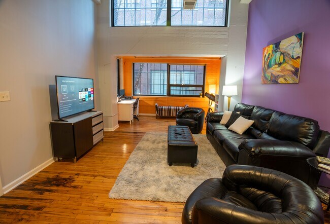 Photo - 624 E Walnut St Apartment