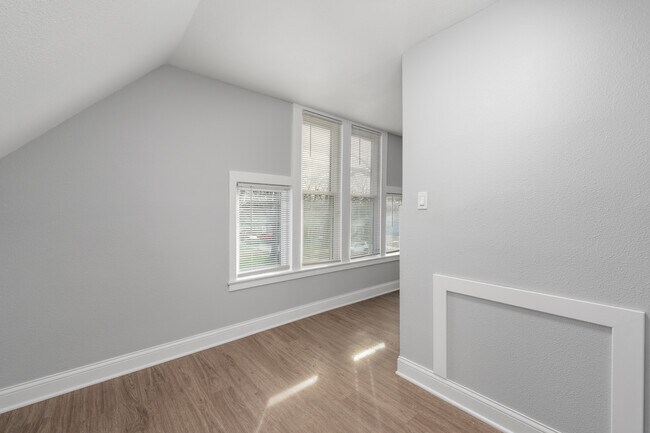 Building Photo - 221 N Elizabeth St
