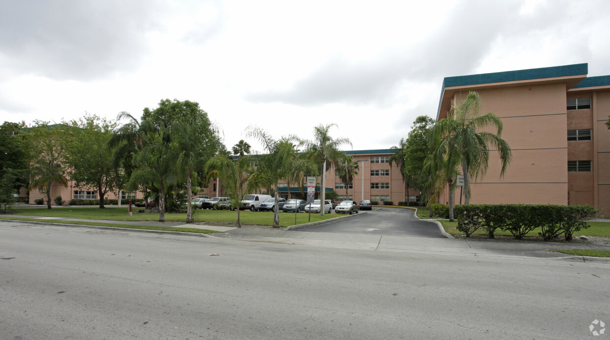 Primary Photo - College Park Towers