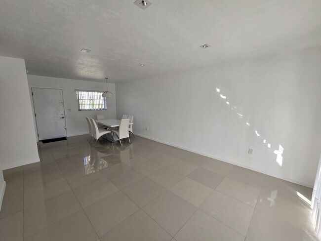 Foto del edificio - 2-Bed, 2-Bath Miami Condo in HOA Community – Pool, Laundry On-Site