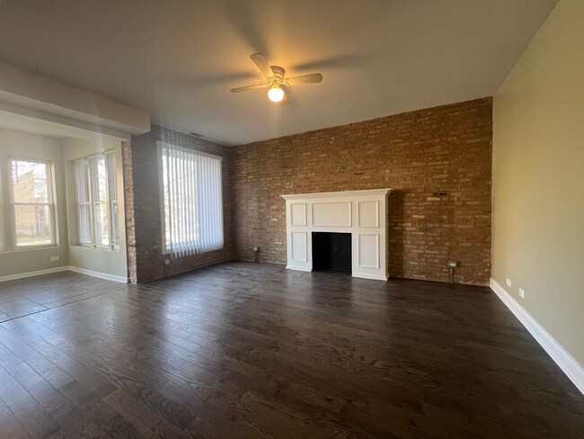 Building Photo - 5721 S Prairie Ave