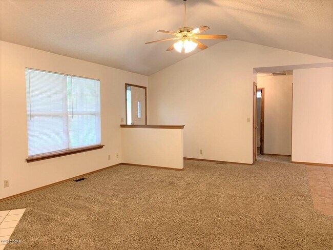 Foto del edificio - 2401 N Indiana Ave