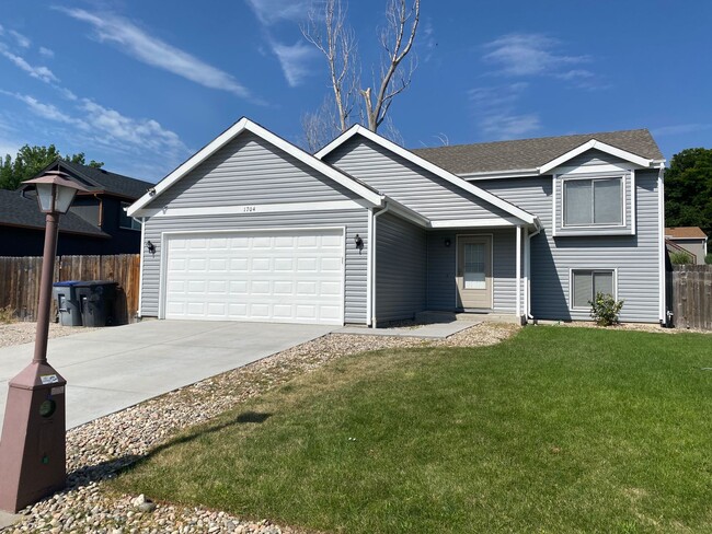 Building Photo - Beautiful Bi-Level Home