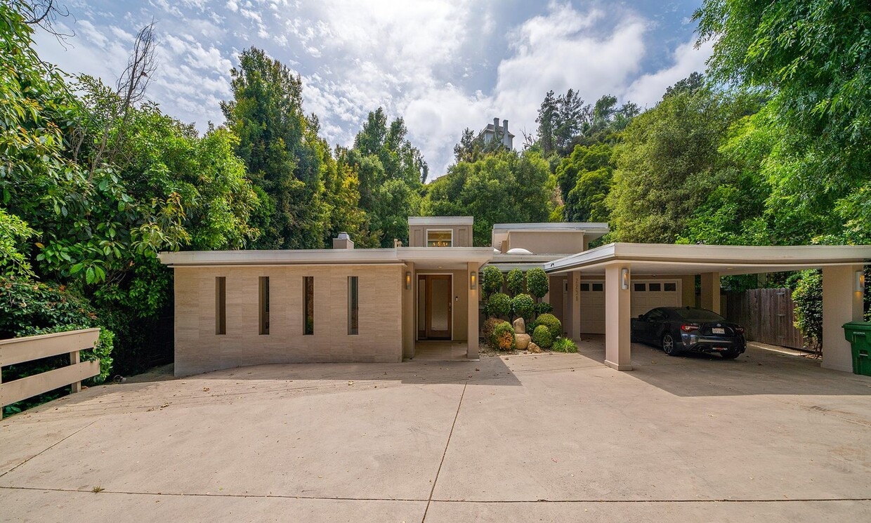 Primary Photo - 4bd+bonus/5.5ba with 3 bedrooms +bonus on ...