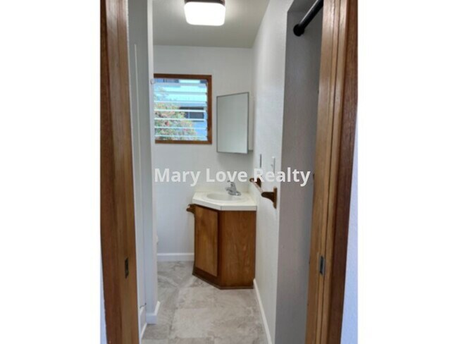 Building Photo - NEWLY RENOVATED STUDIO APARTMENT