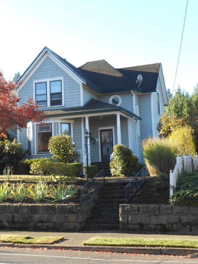 Building Photo - Historic Victorian Charm
