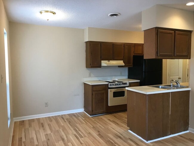 Foto del edificio - Quiet 2 story condo super close to the beach!