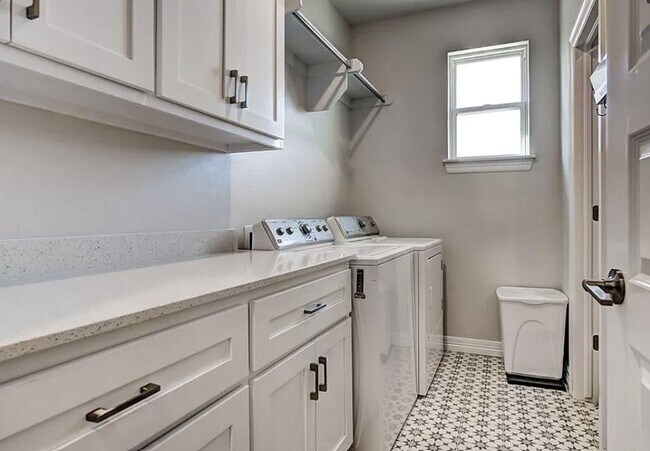 Foto del edificio - New Updated 3 bed 2 bath in Yukon!  $500 o...