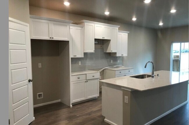 Building Photo - Beautiful, almost new Home Marysville!