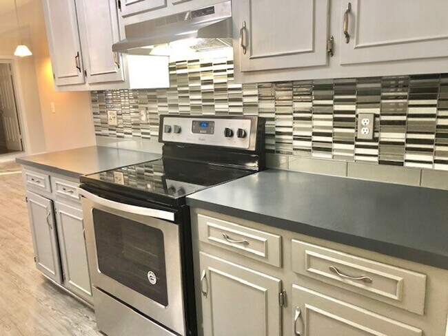 Foto del edificio - ADORABLE RENOVATED HOME IN IRMO'S NEW FRIA...