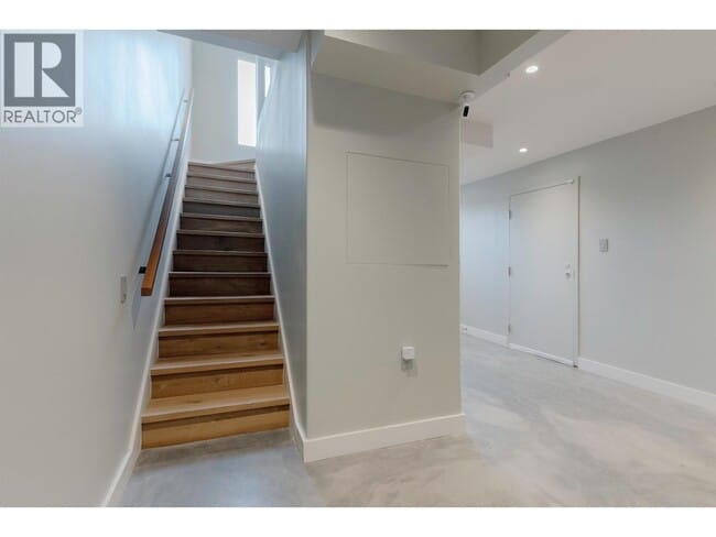 Building Photo - 139 Alexander St