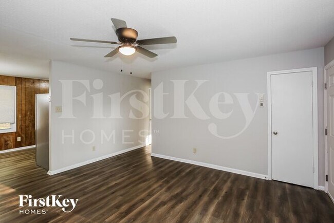 Building Photo - 2330 Knight Dr