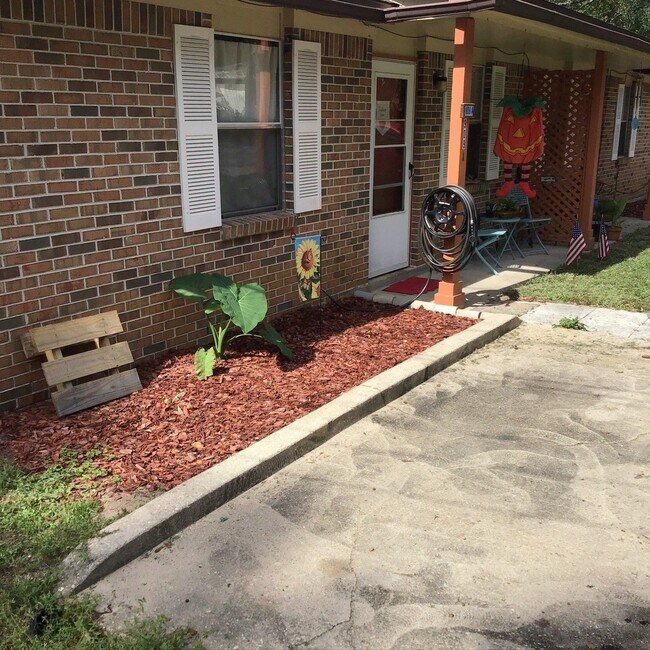 Foto del edificio - Brick Duplex Near NAS Pensacola & Corry Station with Tile Flooring Throughout and Fully Fenced Ba...