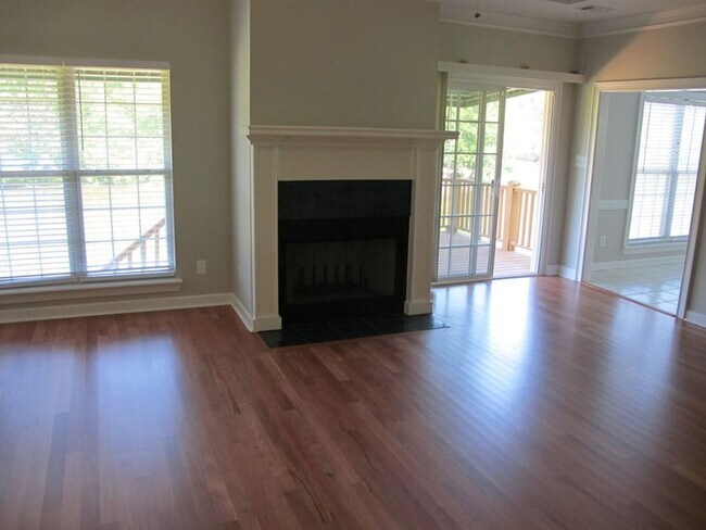 Building Photo - Upscale Lakefront Home  In the Heart of Martinez