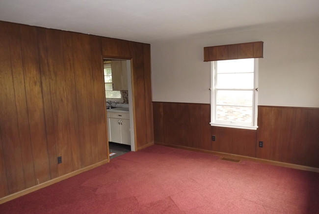 Building Photo - Updated 2 Bedroom Ranch Home!