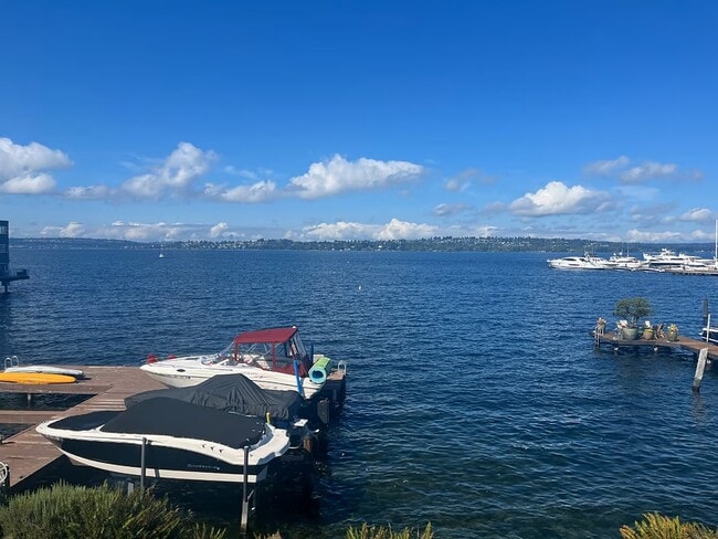 Building Photo - 425 Lake St S