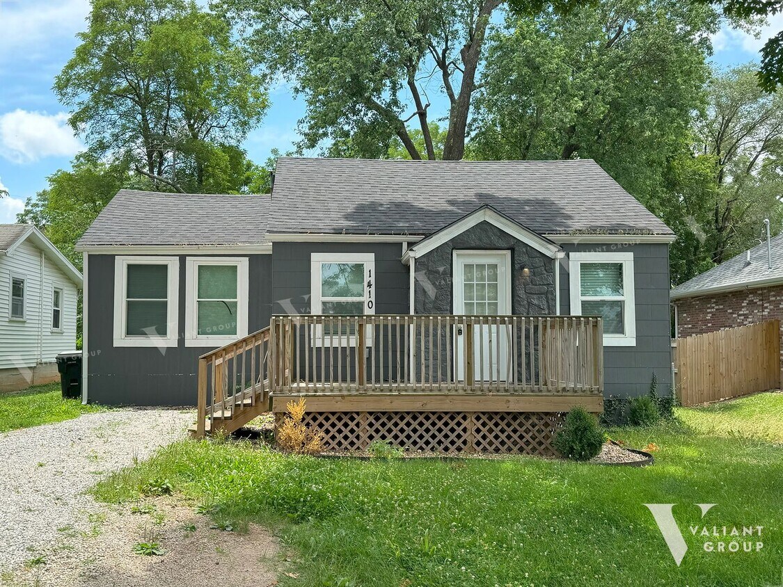 Primary Photo - Cozy 2 Bedroom, 1.5 Bathroom Cottage Home