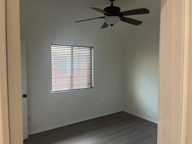 Foto del edificio - 825 Oak Hollow Ln