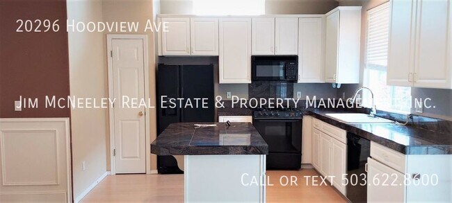 Foto del edificio - Great 3 bedroom Corner Townhome w/ Walk In...