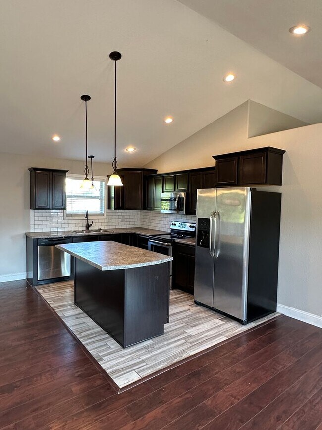 Building Photo - 4 Bedroom 3 Bath 2 Stall Garage in Waynesv...