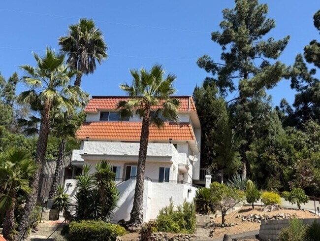 Foto del edificio - 1.5 Bedrooms - 1.5 Bathrooms Split Level House -  Mt. Helix Artist’s Colony Executive Rental