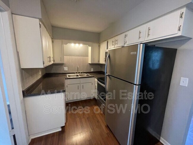 Foto del edificio - 1345 E Elm St