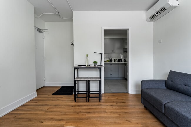 Building Photo - Beautiful 1 Bedroom 1 Bathroom Unit available!