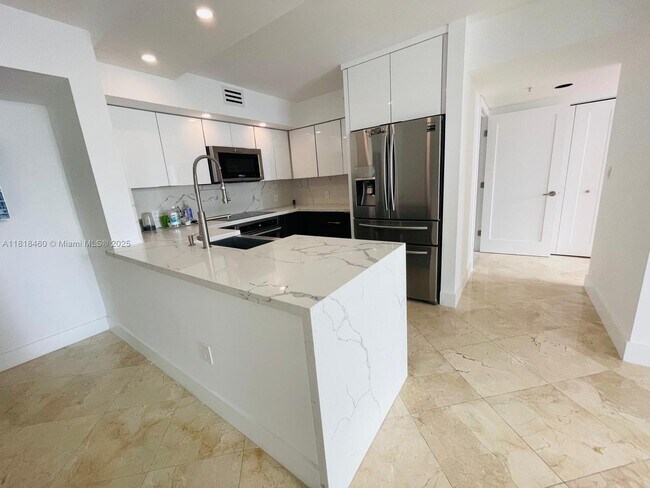 Building Photo - 1155 Brickell Bay Dr