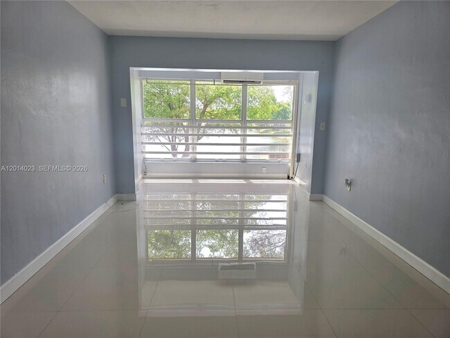 Foto del edificio - 19080 NE 3rd Ct