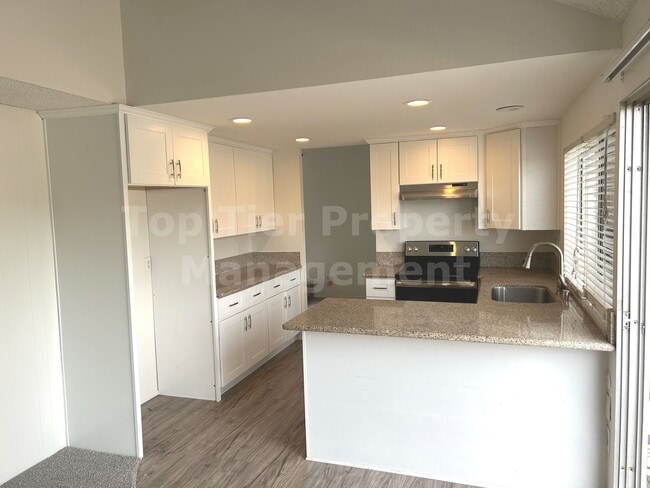 Building Photo - **Updated 4 bed / 2 bath House in Quiet Ne...