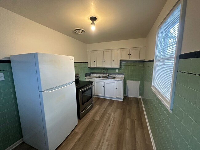 Foto del edificio - 2301 S Beacon St