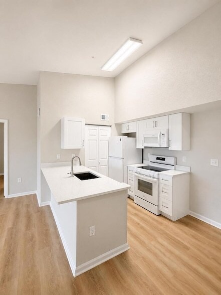 Building Photo - 141 SW Palm Dr