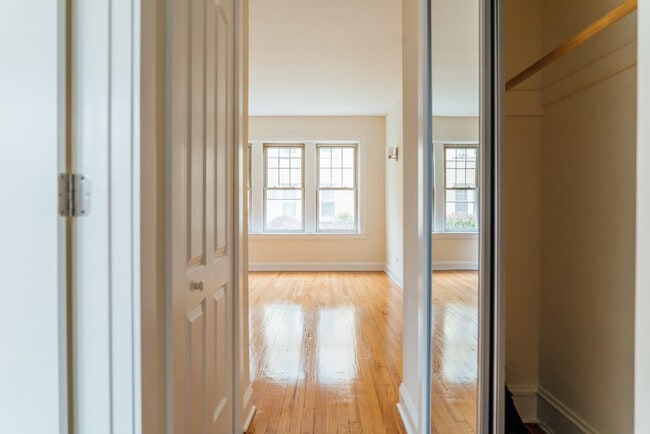 Building Photo - 5058 N Wolcott Ave