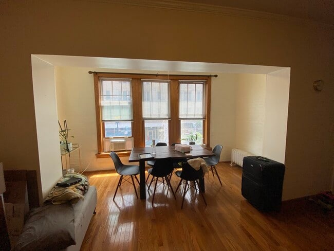 Building Photo - 1044 W Bryn Mawr Ave